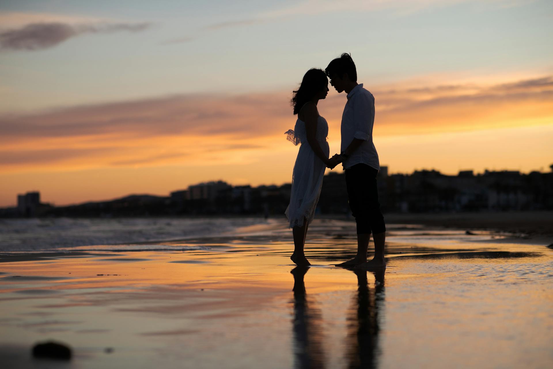 Persona estirándose en la oficina